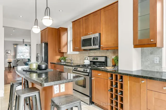 Additional image 11 of 858 Carlaw Ave