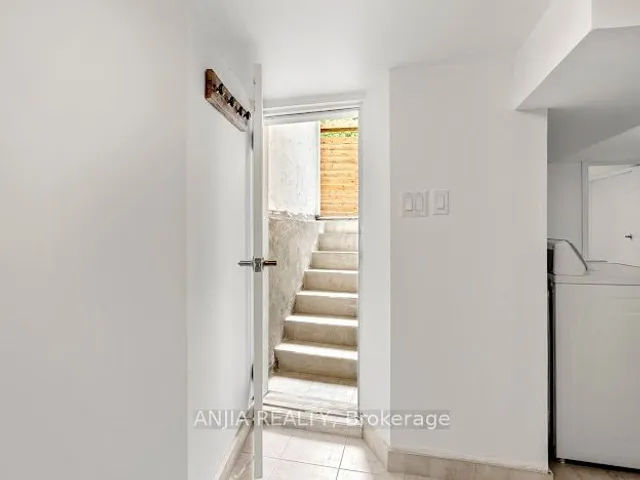 Additional image 27 of 165 Howland Ave