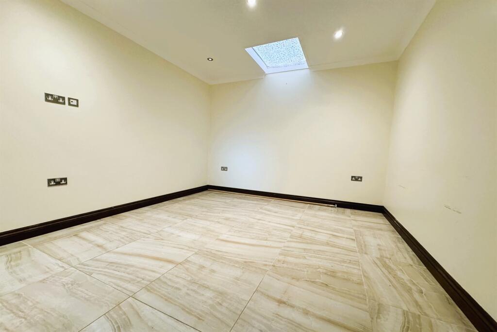 Additional image 6 of 2 bedroom Flat in Winton