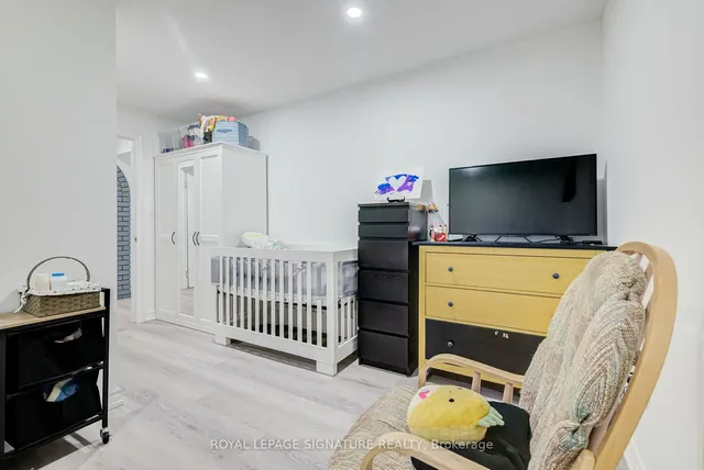 Additional image 31 of 40 Arleta Ave