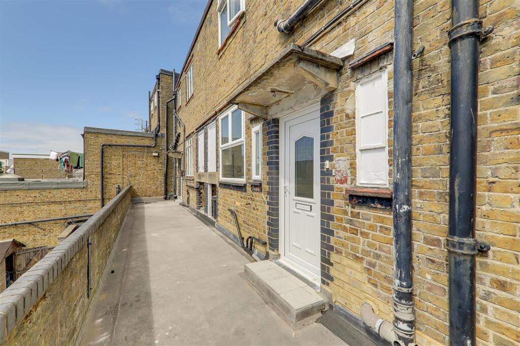 Broadwater Street West, Broadwater, BN14 9BT