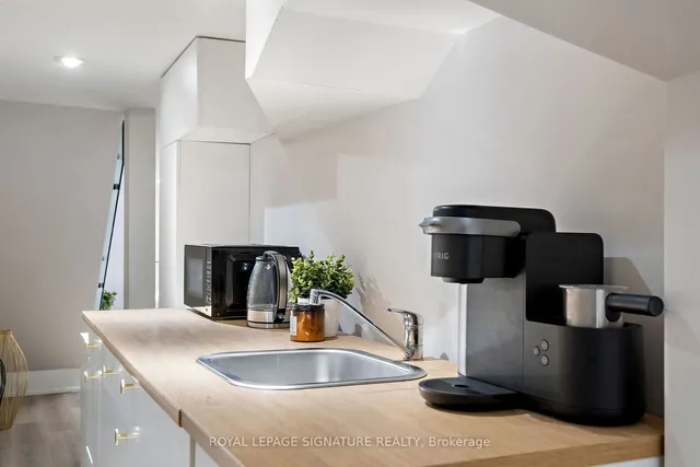 Additional image 24 of 1646 Dupont St