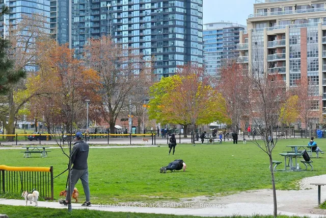 Additional image 32 of 734 Adelaide St