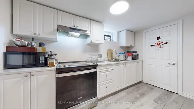 Additional image 38 of 1007 Earl Cres