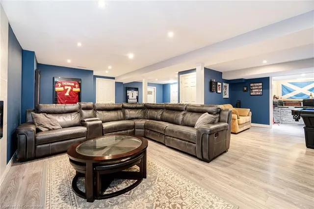 Additional image 33 of 20 Iris Cres