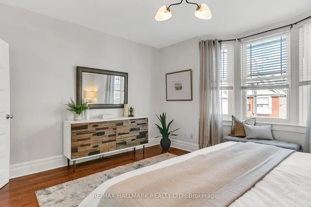 Additional image 19 of 858 Carlaw Ave