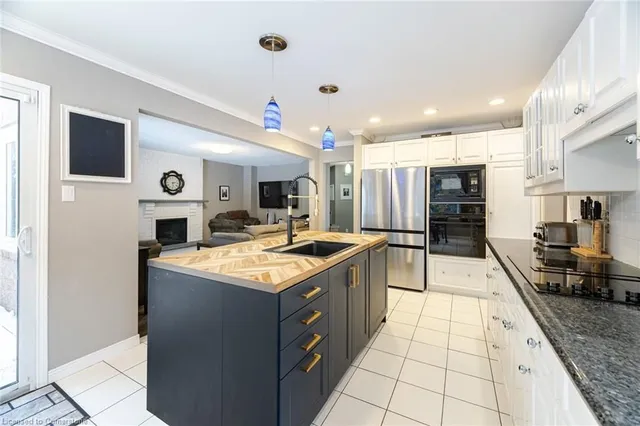 Additional image 11 of 20 Iris Cres