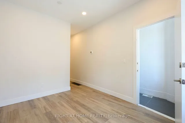 Additional image 3 of 1995 Dundas St