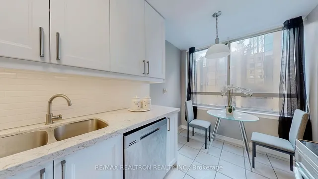 Additional image 17 of 633 Bay St Unit 1008