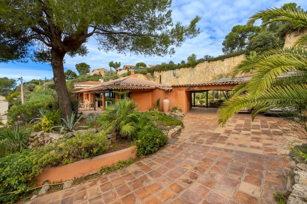 Primary image of Ollioules, Var, Provence-Alps-Cote d`Azur, France