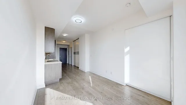 Additional image 7 of 297 College St Unit 815