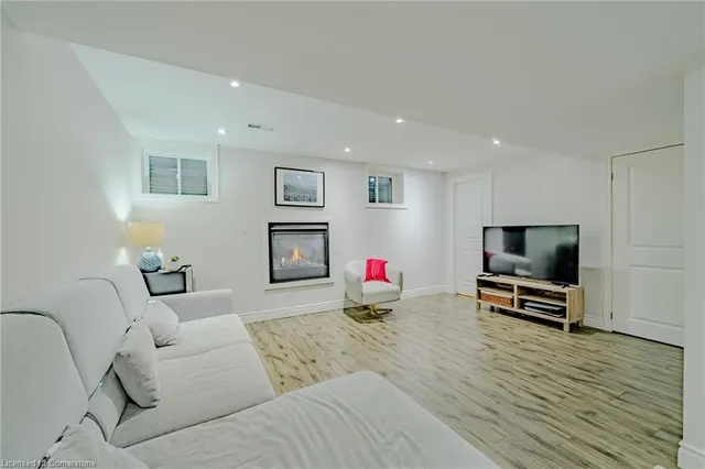 Additional image 39 of 297 Fellowes Cres