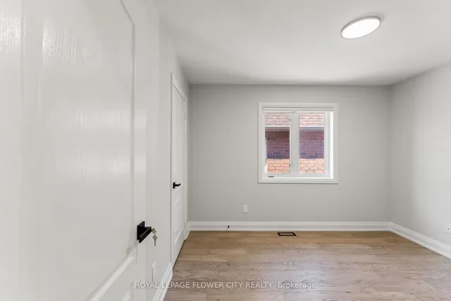 Additional image 32 of 43 Polonia Ave