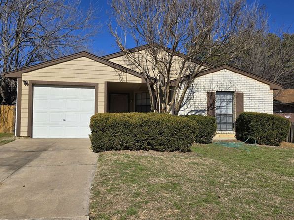 Primary image of 7021 Fallbrook Ct E, Fort Worth, TX 76120