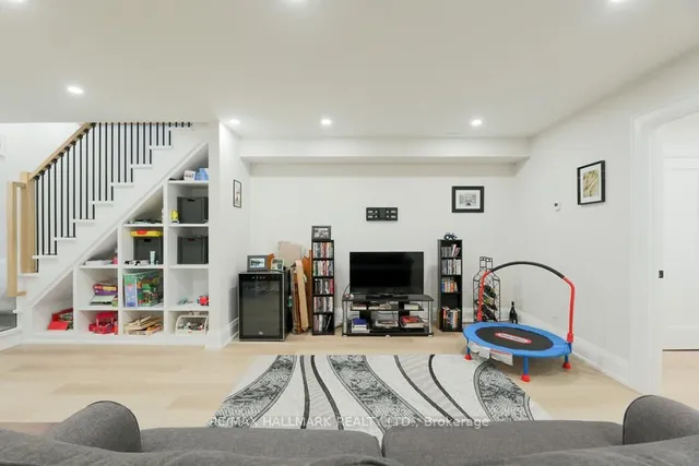 Additional image 23 of 125 Leyton Ave