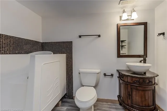 Additional image 33 of 8 Thornbury Crt