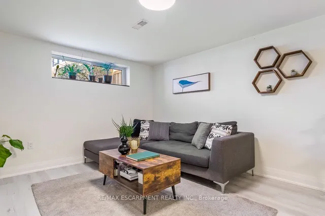 Additional image 32 of 694 Holt Dr