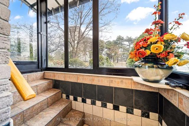 Additional image 33 of 1045 Bloor St