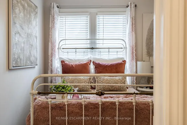 Additional image 18 of 925 Garth St