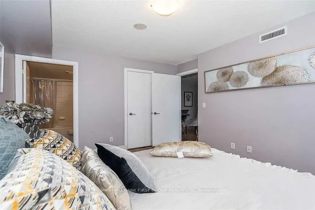 Additional image 15 of 125 Village Green Sq Unit 1409