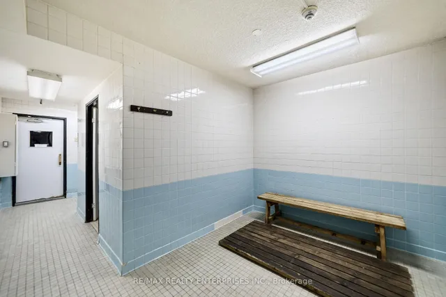 Additional image 35 of 975 WARWICK Crt Unit 1402