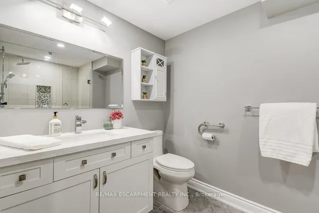 Additional image 21 of 2352 MALCOLM Cres