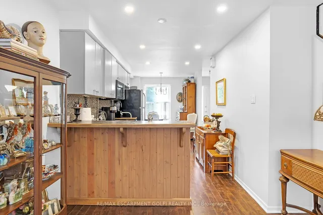 Additional image 27 of 23 Macaulay St Unit 3