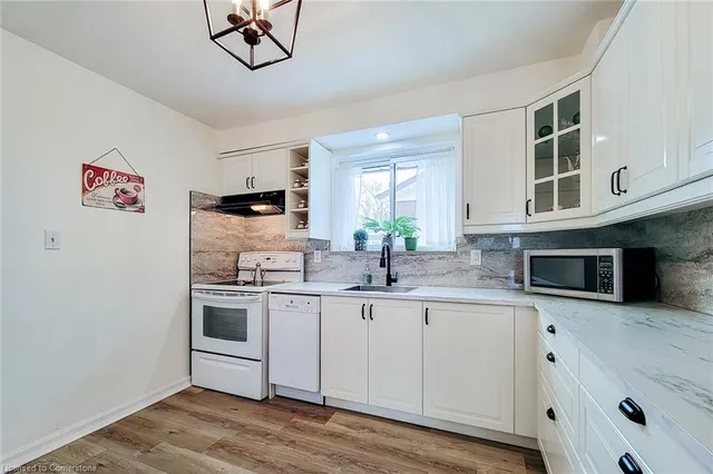 Additional image 16 of 249 Fernwood Cres