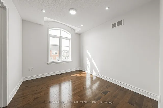 Additional image 37 of 107 Hazelton Ave