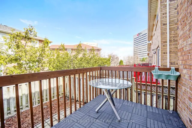 Primary image of 40 Rochefort Dr