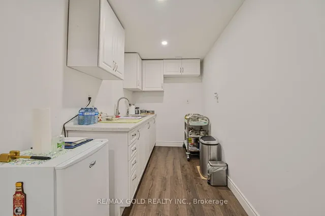 Additional image 28 of 82 Crown Victoria Dr