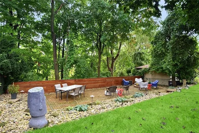 Additional image 32 of 141 Reid Ave