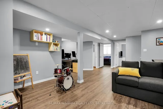 Additional image 33 of 52 Yorkdale Cres