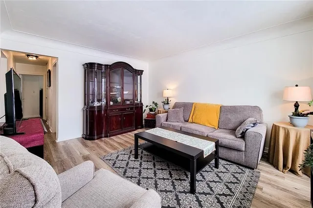 Additional image 10 of 249 Fernwood Cres