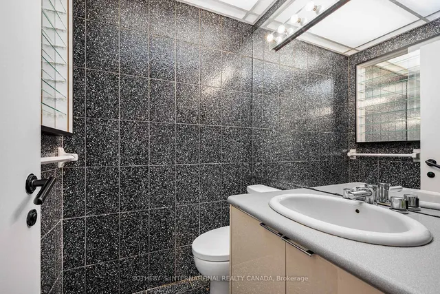 Additional image 24 of 33 Harbour Sq Unit 1008