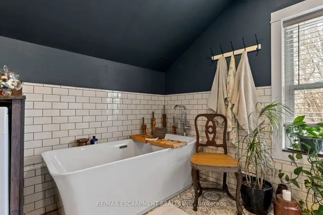 Additional image 32 of 54 Emerald St