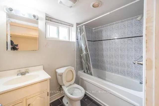 Additional image 24 of 2982 Bayview Ave