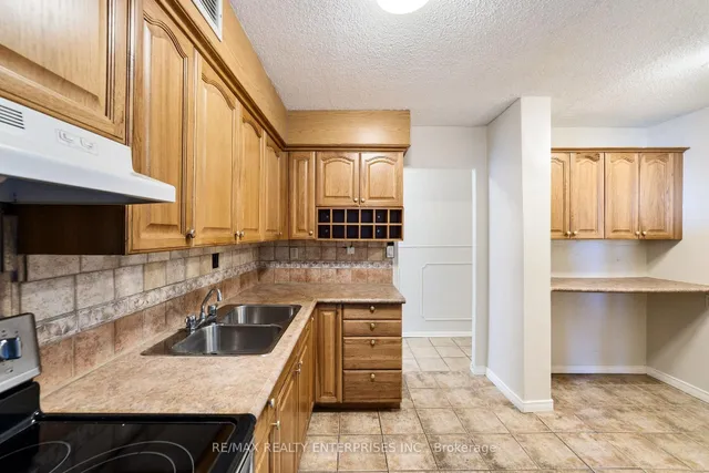 Additional image 14 of 975 WARWICK Crt Unit 1402