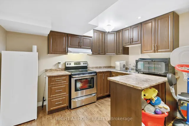 Additional image 23 of 943 McDuffe Cres