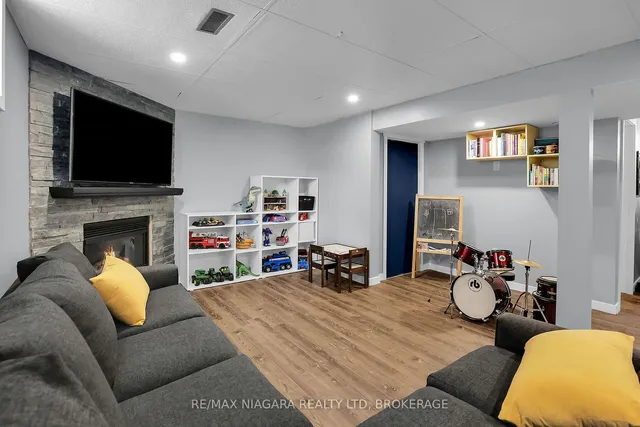 Additional image 32 of 52 Yorkdale Cres