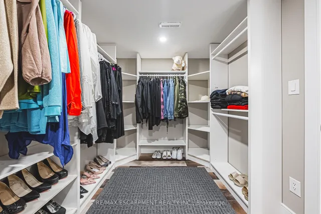 Additional image 34 of 103 Broughton Ave