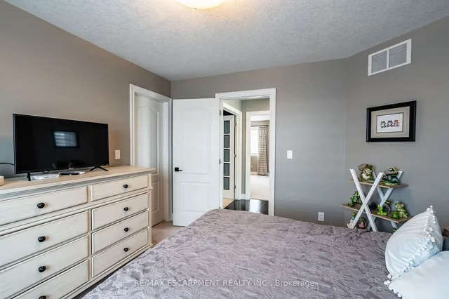 Additional image 33 of 80 Commando Crt