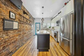 Additional image 3 of 951 Dundas St W