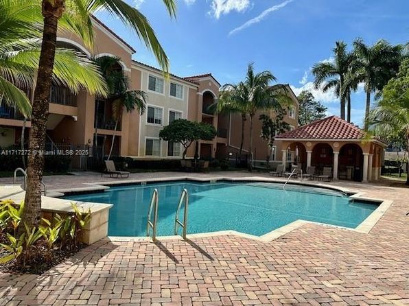6801 SW 44th St APT 302, Miami, FL 33155