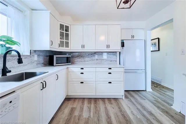 Additional image 15 of 249 Fernwood Cres