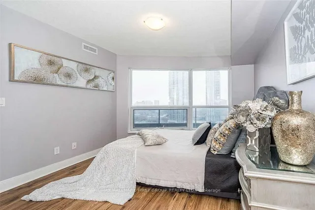 Additional image 17 of 125 Village Green Sq Unit 1409