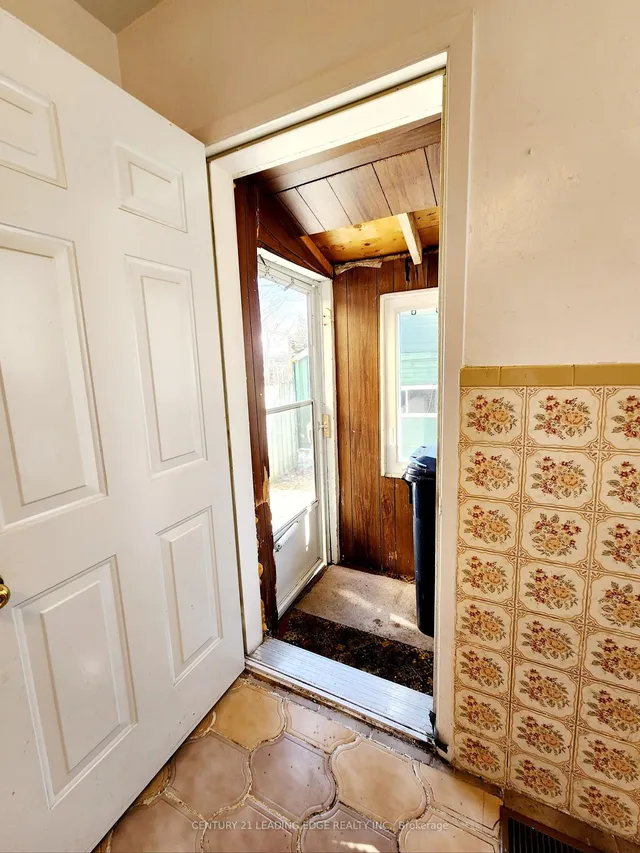 Additional image 38 of 635 Coxwell Ave