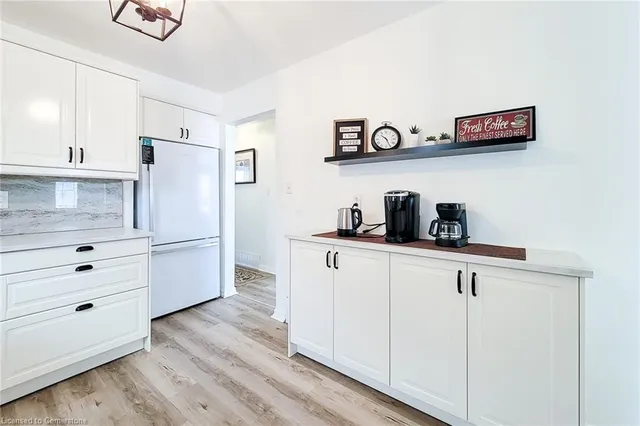 Additional image 17 of 249 Fernwood Cres