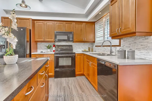 Additional image 20 of 425 CANTERBURY Cres