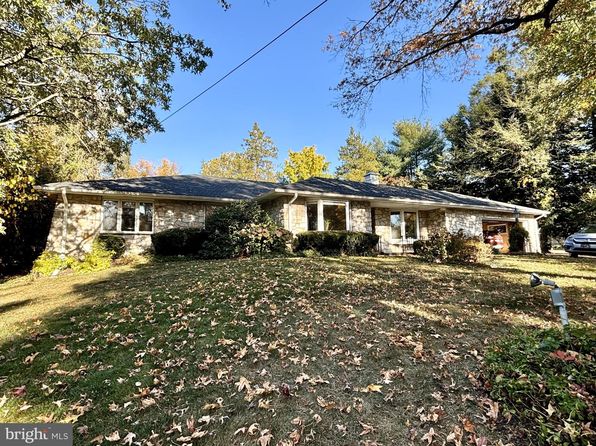 8923 Crefeld St, Philadelphia, PA 19118